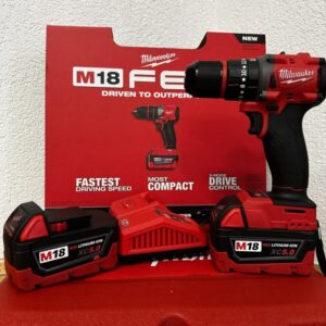 Aku bušilica Milwaukee sa metalnom steznom glavom